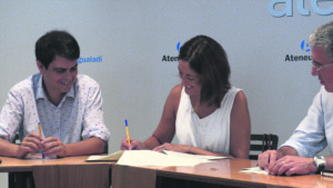 Signatura de l’acord entre l’Ajuntament i l’Ateneu per a la construcció del nou cinema, el passat juliol.