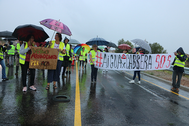 Uns 150 veïns de Cabrera d’Anoia tallen la C-15 en protesta pels talls d’aigua: “És insostenible”