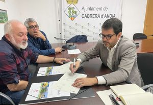 El vicepresident Marc Castells i l'alcalde de Cabrera d'Anoia, Joan Díaz, durant el lliurament del Pla director d’abastament d’aigua del municipi