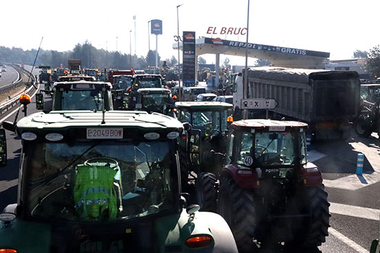 Tractors fan parada a El Bruc durant la marxa cap a Barcelona