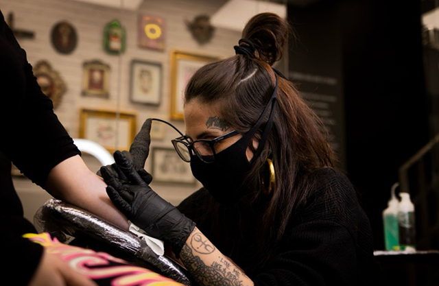Iris Trigos tatuant a Malas Artes Tattoo
