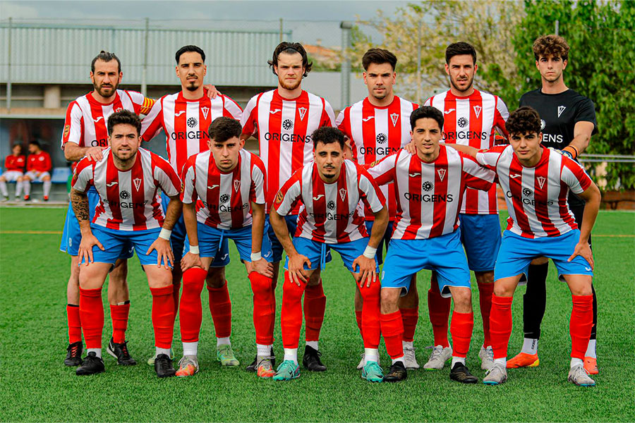 Els jugadors del CF Vilanova en formació abans del partit.