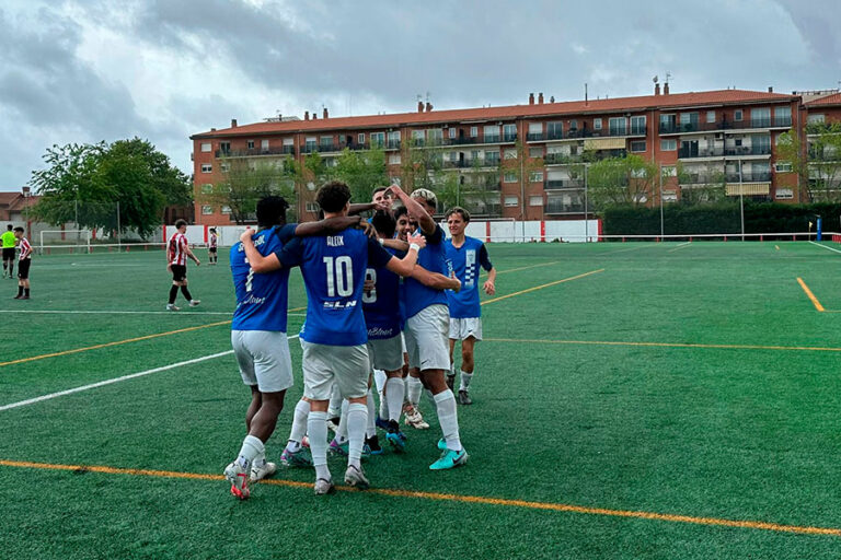 Els jugadors del CF Igualada masculí celebren junts un gol.