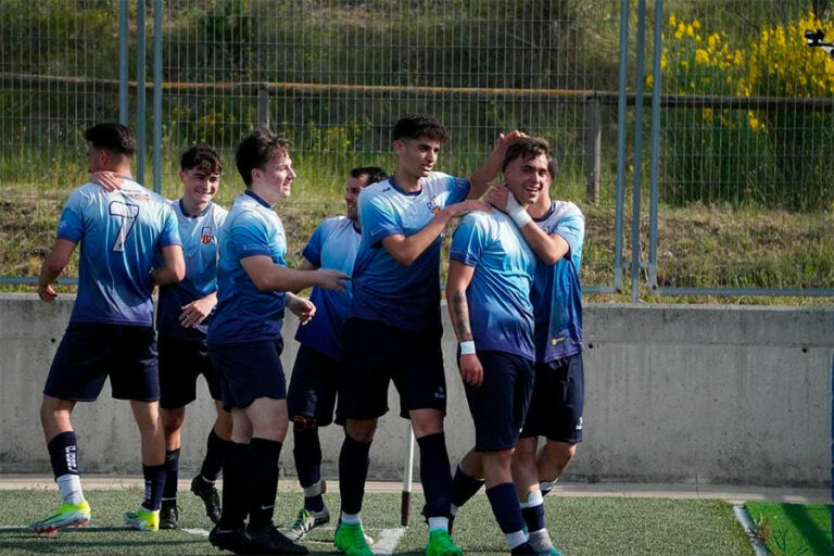 Els jugadors del Masquefa celebren un dels gols contra La Garriga.