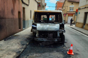 Estat en què ha quedat un dels vehicles afectats per l'incendi.