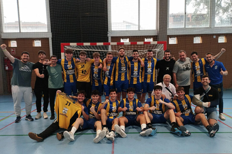 Els jugadors del Club Handbol Igualada celebren l'ascens a la Lliga Or.