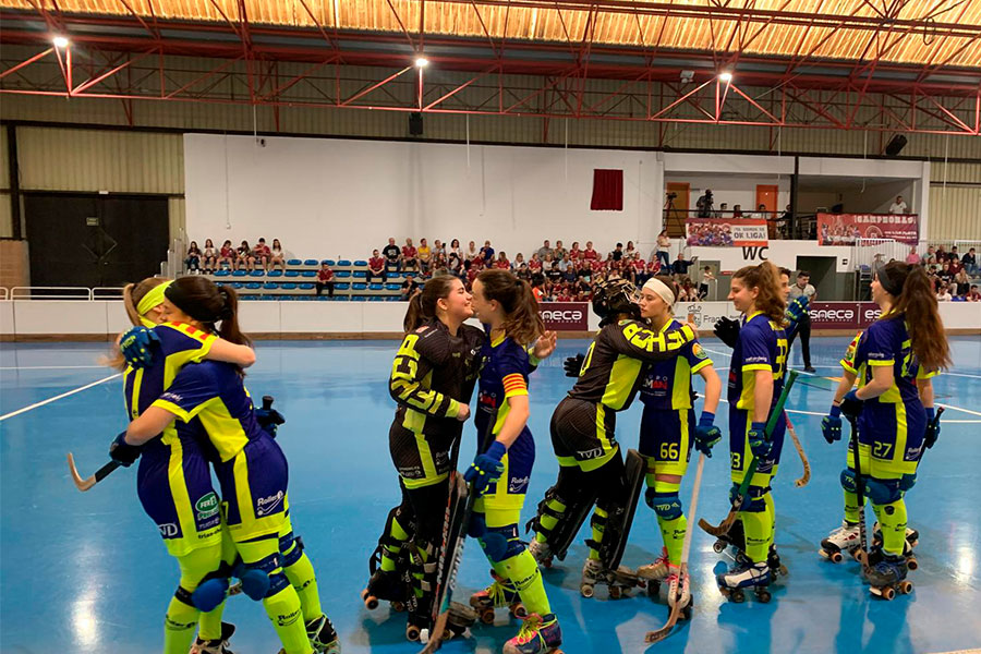 Les jugadores de l'Igualada Femení Hoquei Club Patins se saluden durant el partit contra el Fraga.