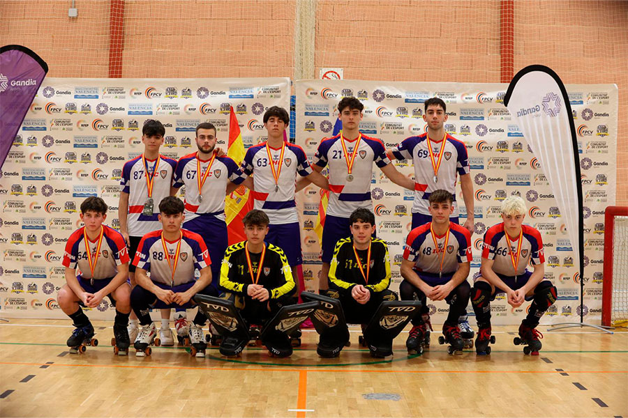 Els jugadors de l'Igualada Hoquei Club Junior després del sotscampionat d'Espanya.