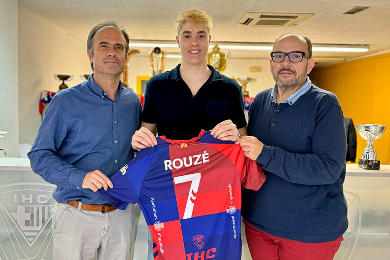 Marc Rouzé certificant la seva renovació amb l'Igualada Hoquei Club.