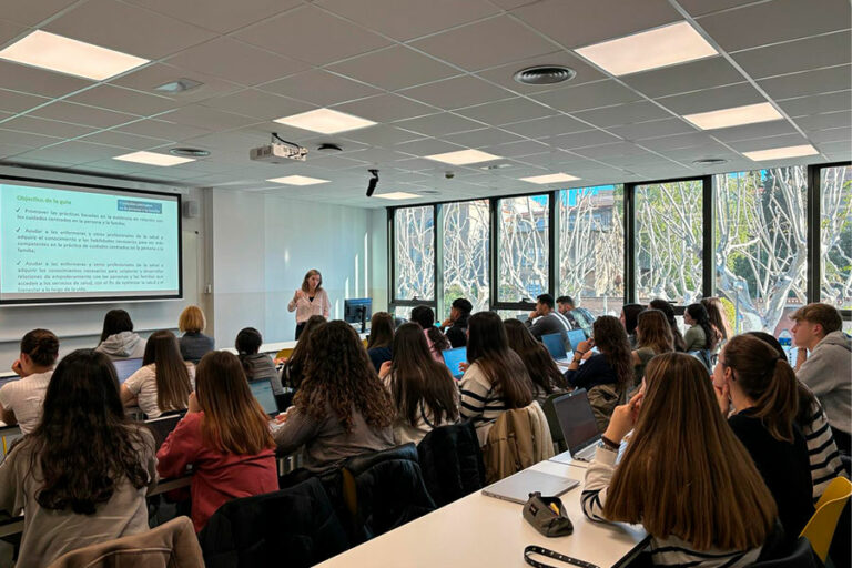 Els estudiants atentent en un curs organitzat per la UdL.