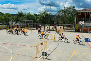 Els alumnes vilanovins mentre reben classes d'educació viària.