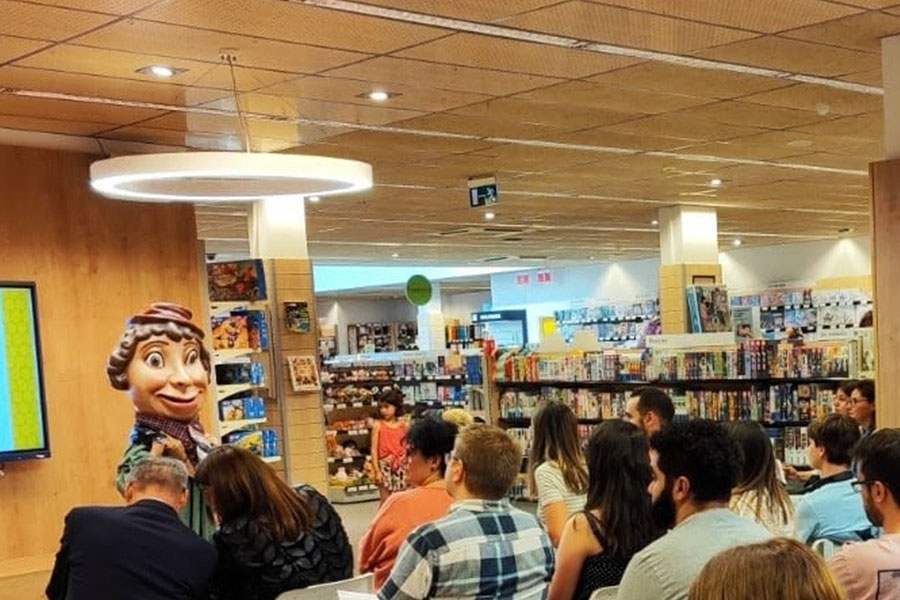 Acte d'inauguració de la nova llibreria de la botiga d'Abacus a Igualada