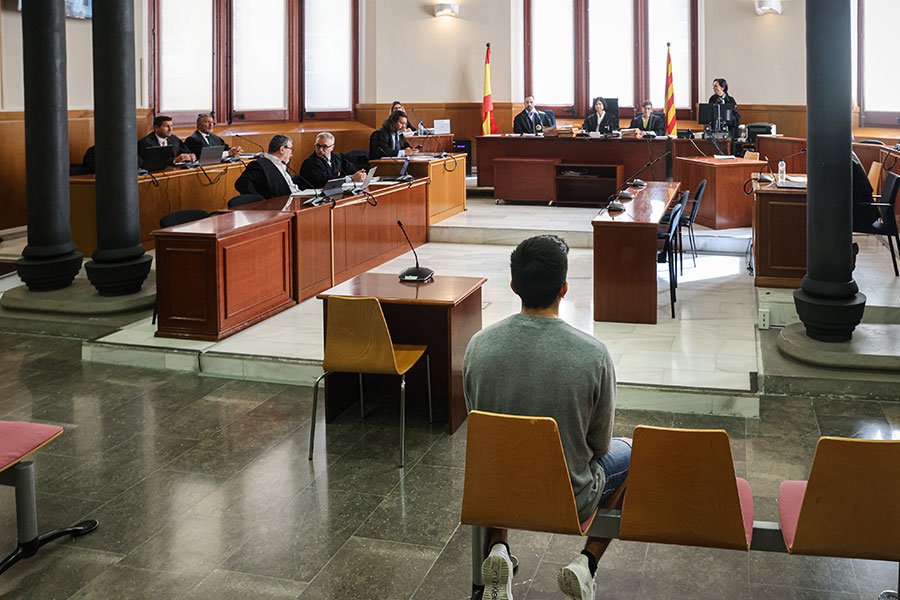 Imatge del primer dia de judici contra l'acusat d'agredir sexualment i intentar assassinar una menor a Igualada el 2021.