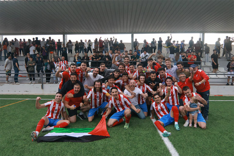 Jugadors i afició del CF Vilanova del Camí celebren la permanència a Segona Catalana.