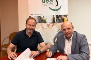 Signatura del conveni entre Curtits Badia i la Fundació UEA.