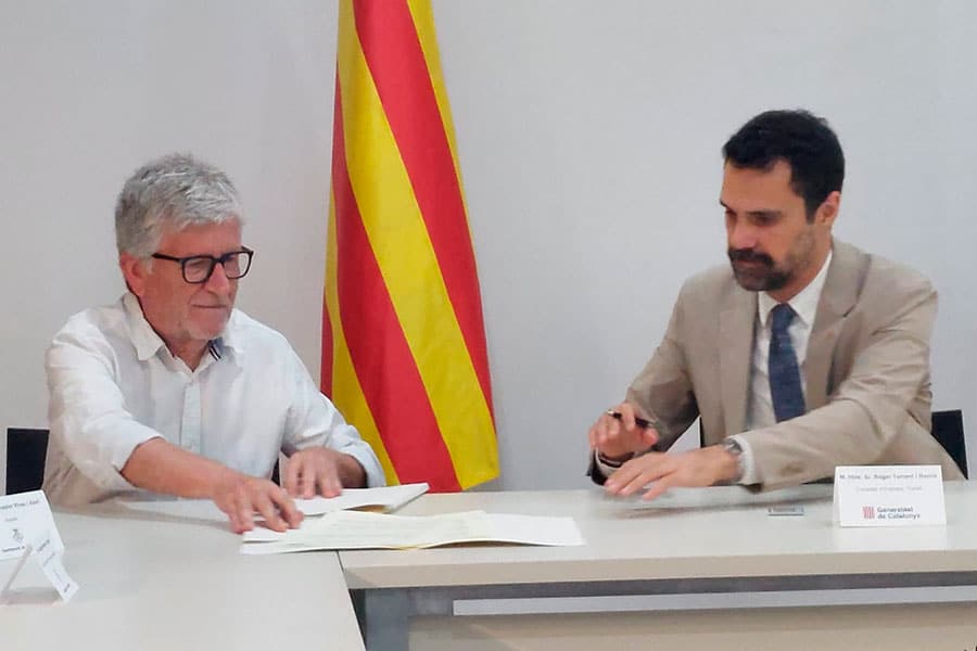 Signatura del conveni entre l'alcalde de capellades i el conseller Roger Torrent.