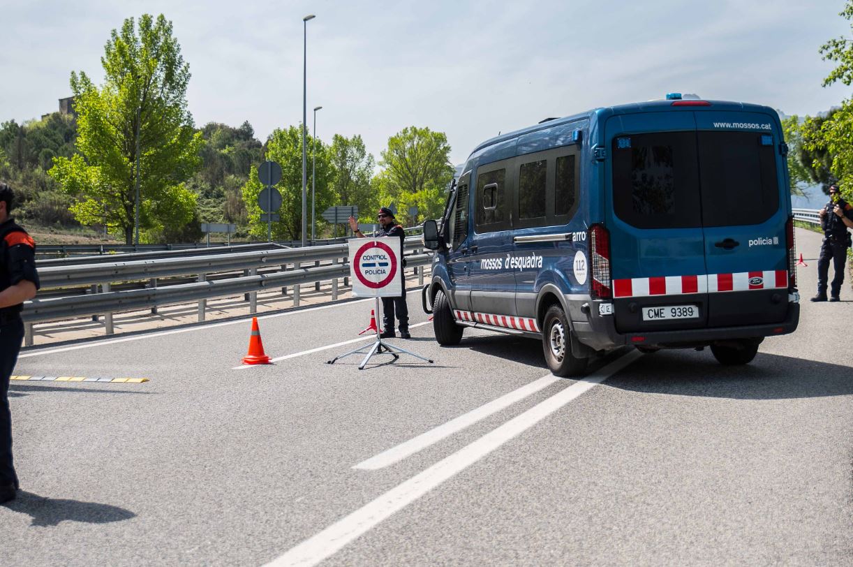 Els Mossos realitzant un control de carretera.