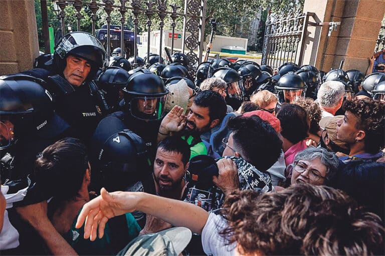 Imatge de les protestes durant la investidura de Salvador Illa i el retorn de Puigdemont.