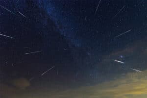 Una imatge de la pluja de meteors dels Perseids o llàgrimes de sant llorenç. Visibles també a l'Anoia.