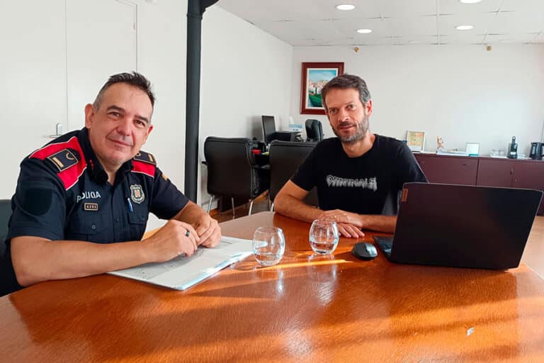 Imatge de la reunió entre l'alcalde de La Pobla, Antoni Mabras, i el cap dels Mossos a l'Anoia, Ramon Roig.