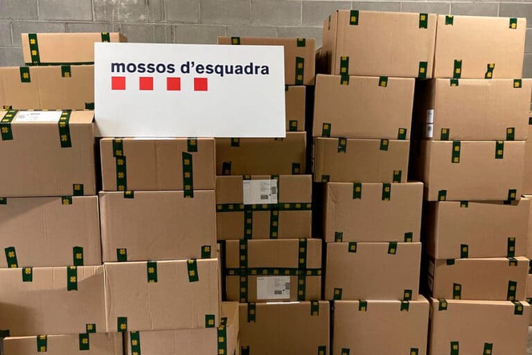 Imatge de les caixes de tabac recuperades pels Mossos