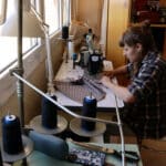 La Judit Morera cosint al seu taller de Calaf