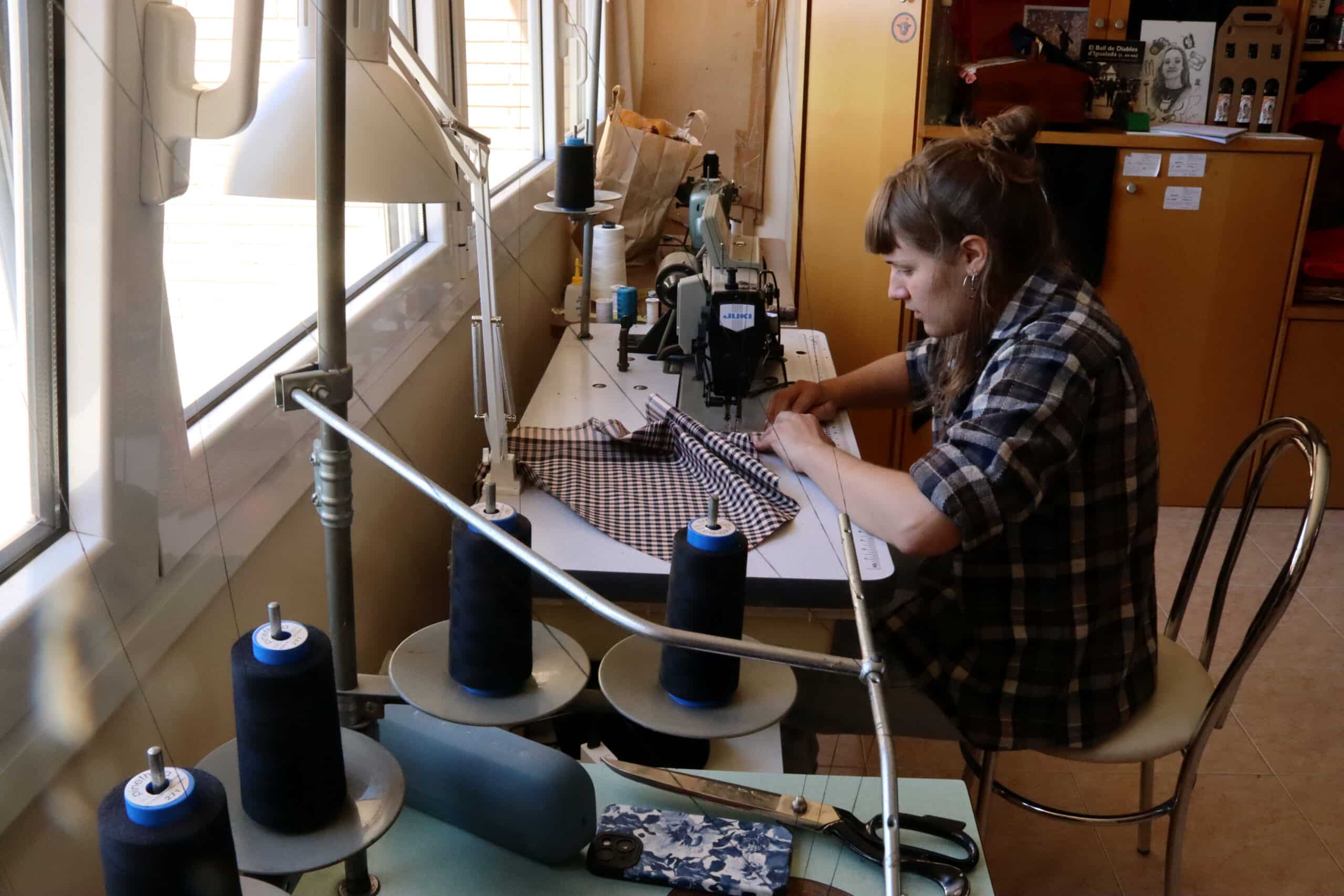La Judit Morera cosint al seu taller de Calaf