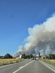 La columna de fum de l'incendi de Sant Pere Sallavinera, vista des de Prats de Rei