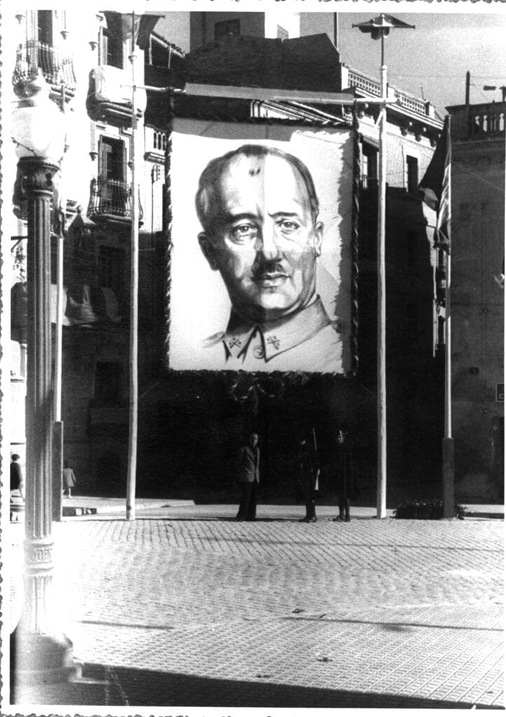 Retrato de Franco colgado en la Rambla de Igualada en 1942