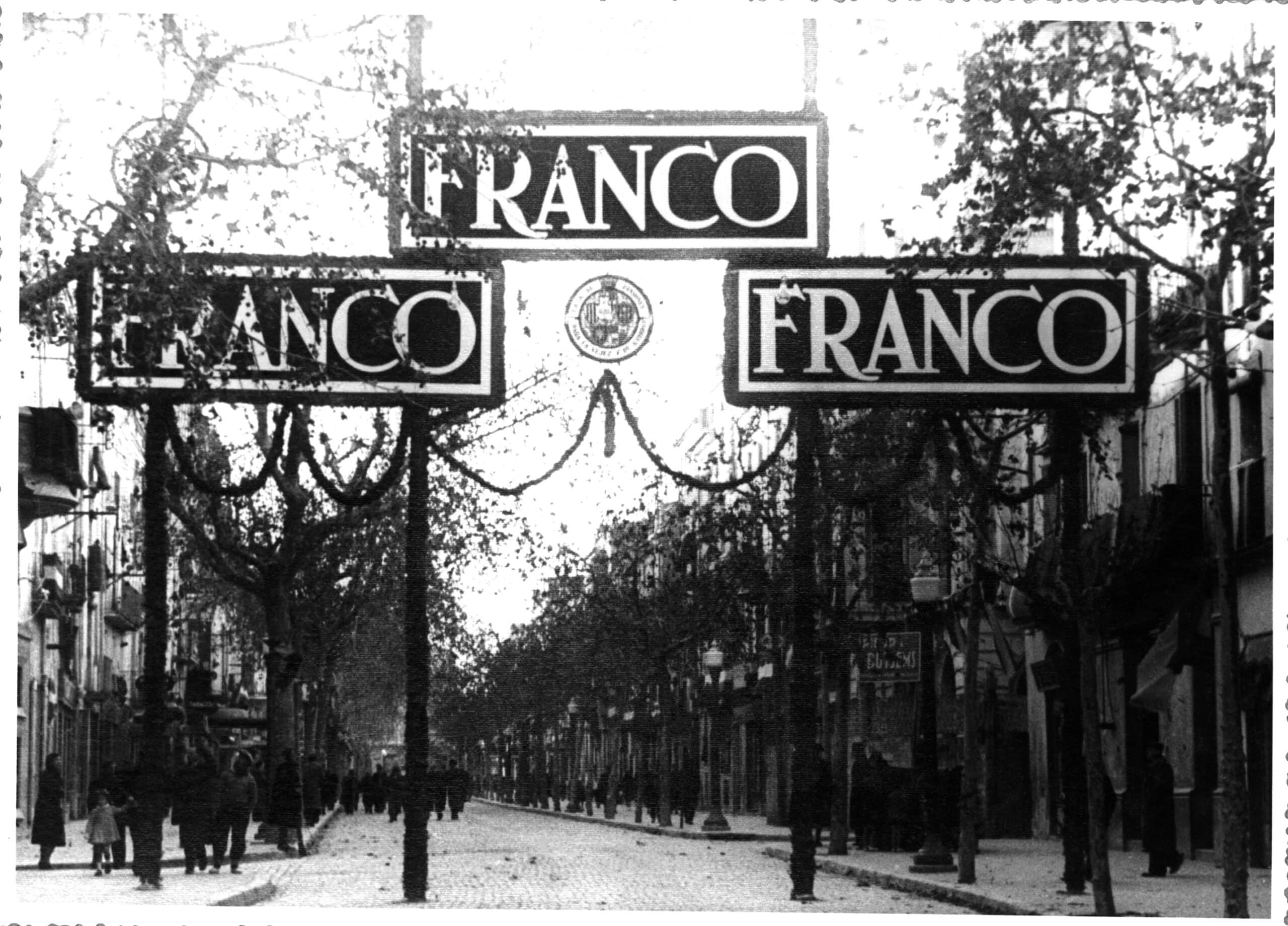 Arco decorado en Igualada durante la visita de Franco en 1942