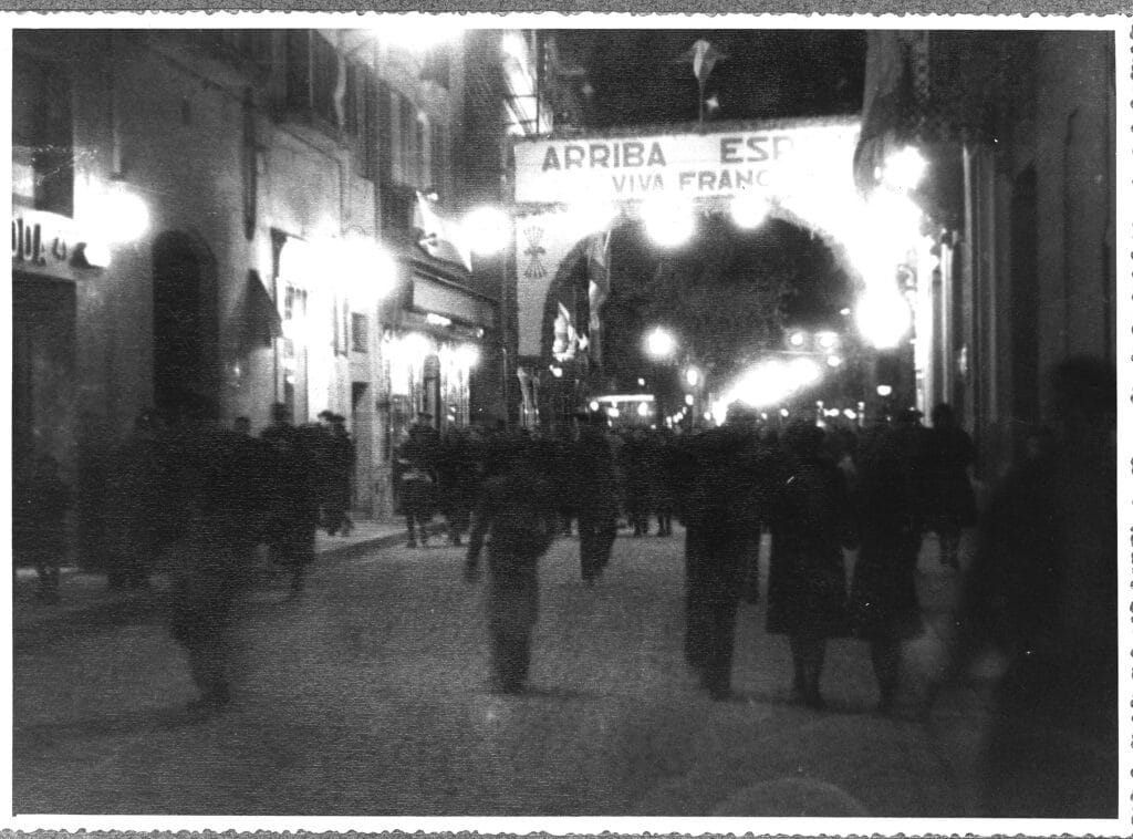 Iluminación con lemas franquistas en Igualada durante la visita de 1942