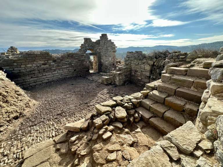 Vista de l'interior del castell de Calonge de Segarra, on s'observa una escala i el pati interior.
