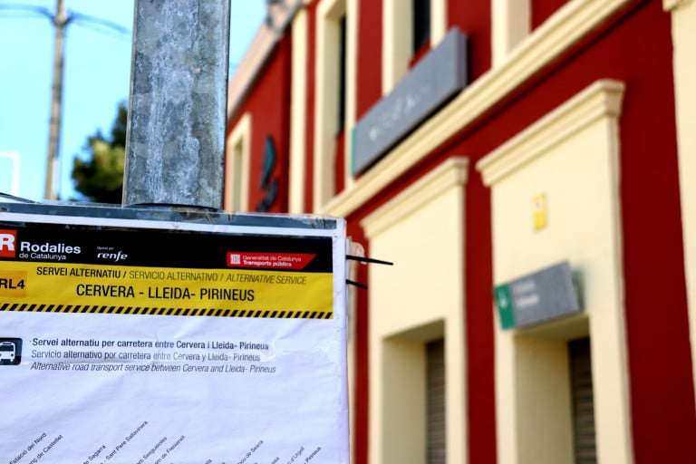 Un cartell informa dels serveis alternatius entre cervera i Lleida Pirineus de Rodalies a l'estació de tren de Calaf.