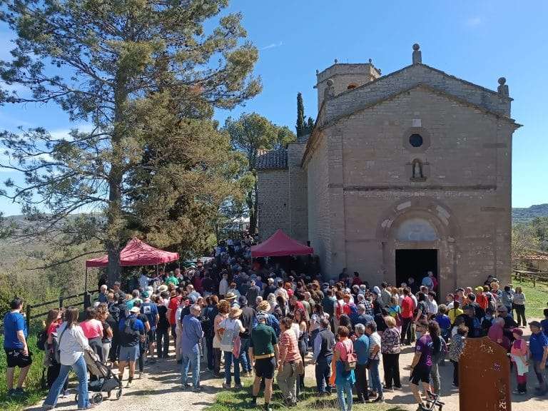 Els assistents a la Festa del Panellet 2026, al costat de l'església de Calonge de Segarra.