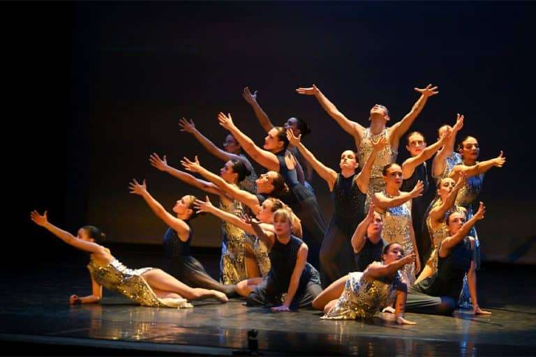 Espectacle de dansa a Igualada amb molts ballarins i ballarines sobre l'escenari.