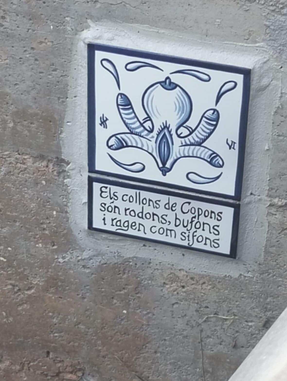 Una de les rajoles eròtiques trobades a Copons. Inclou un rodolí que diu: "Els collons de Copons són rodons, bufons i ragen com sifons".